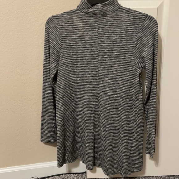 Moa Moa gray criss cross top - Picture 2 of 2